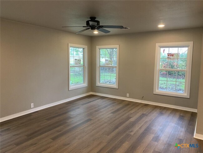 Building Photo - 1902 State Hwy 95