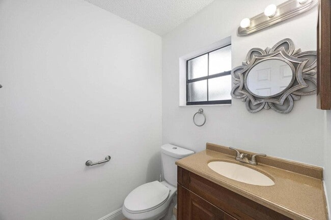 Building Photo - 406 N Cypress Dr