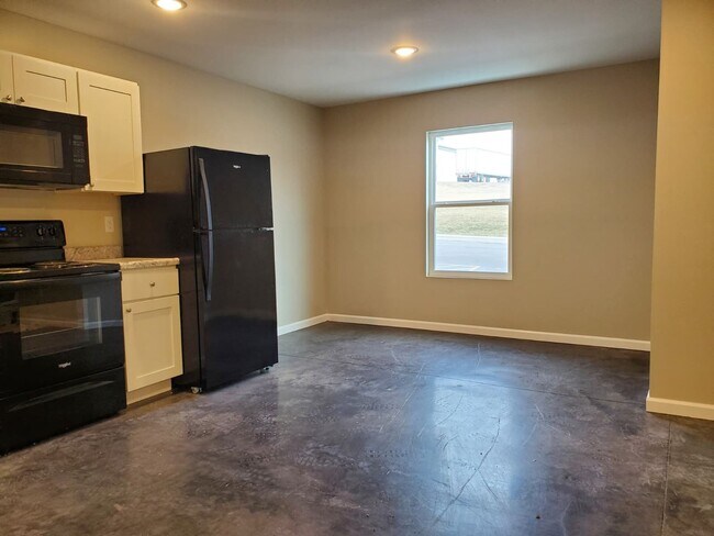 Building Photo - 3 Bedroom, 1 Bath Duplex