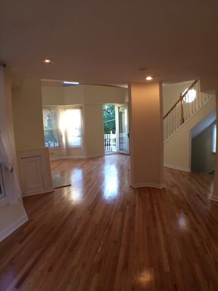 Building Photo - 1142 W Wolfram St