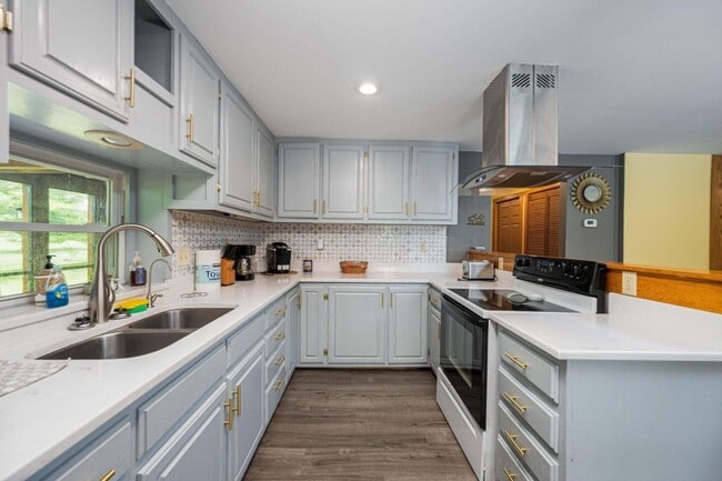 Building Photo - Beautiful 3 Bedroom Fully Furnished House ...