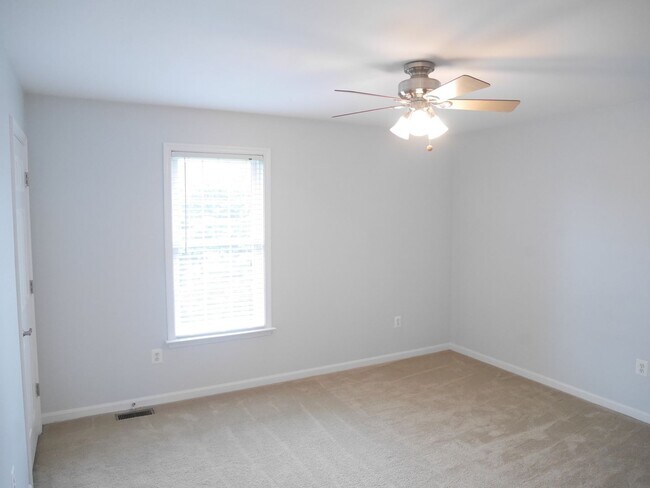 Building Photo - Spacious & Stylish 4-Bedroom Home with Fin...