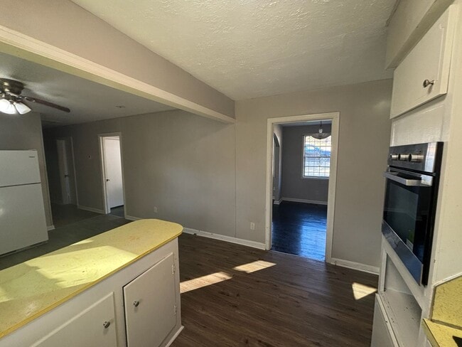 Building Photo - Vintage Charm Meets Modern Convenience