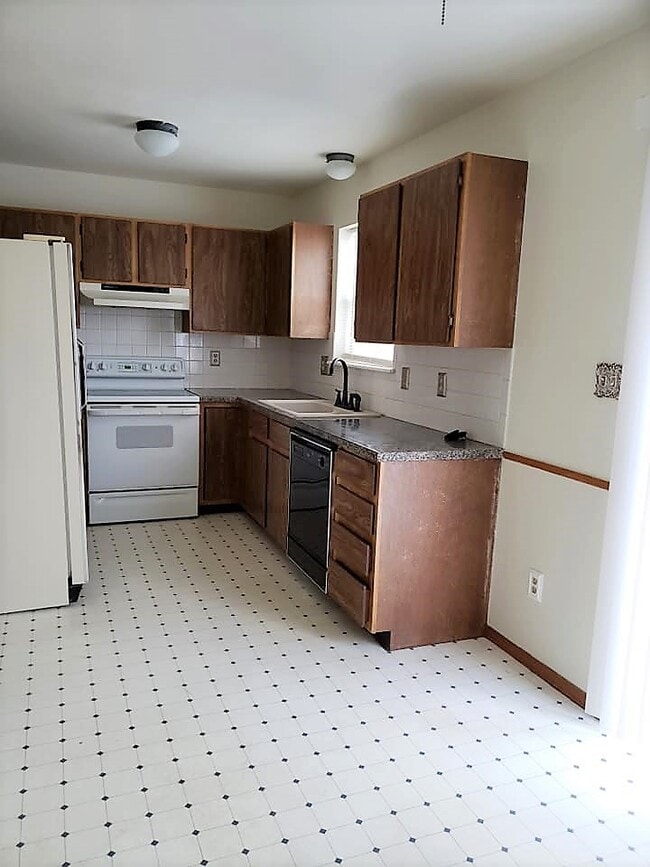 Building Photo - 1370 N Riverbend Dr