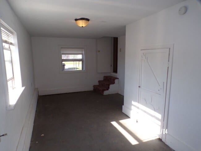 Building Photo - centrally located, pets negotiable with ow...