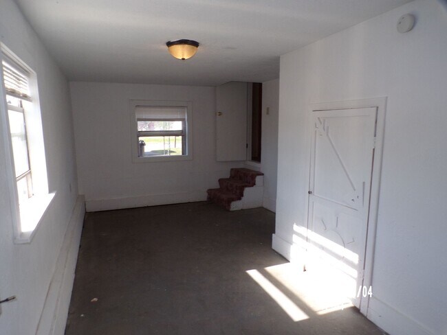 Building Photo - centrally located, pets negotiable with owner approval