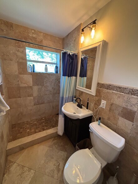 Full Shared Bathroom - 215 NE 20th St