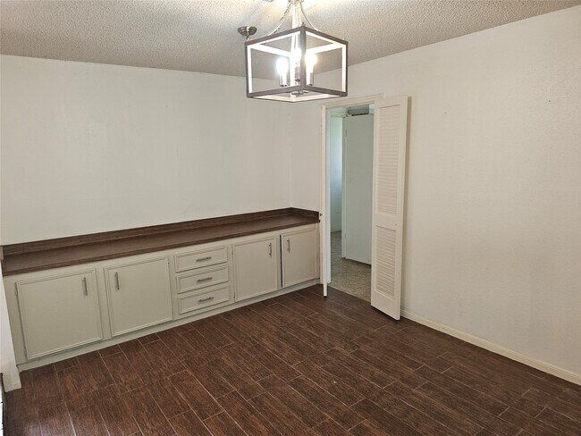 Building Photo - 221 Palm Aire Dr