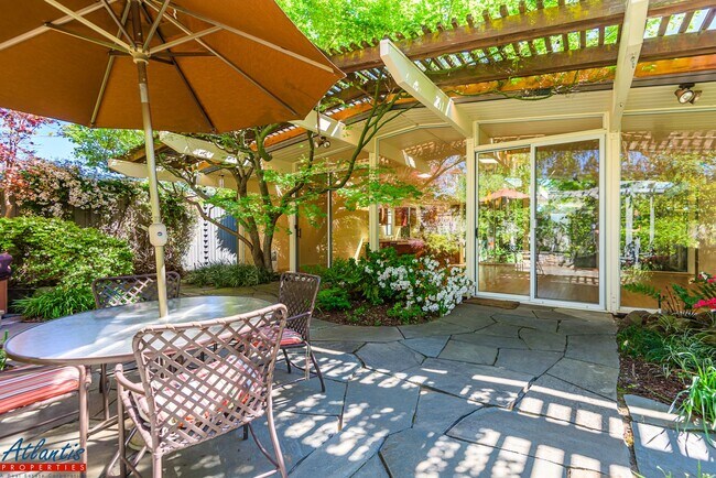 Building Photo - Gorgeous Eichler Home | Desirable Location