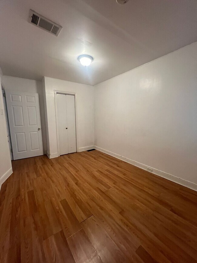 Building Photo - Spacious 3 Bedroom House Available Now!