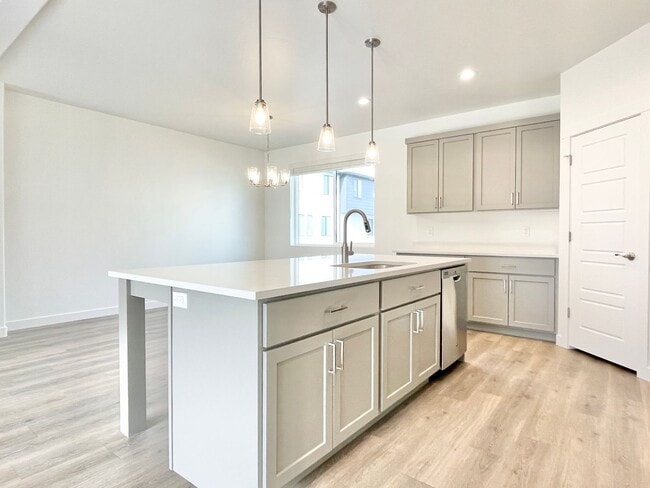 Building Photo - Beautiful Modern Townhome in American Fork!