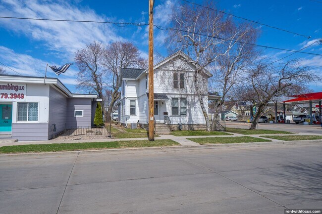 Building Photo - 704 Otter Ave