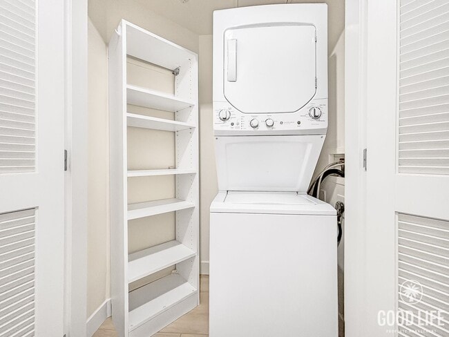 Building Photo - Stunning 2BD/2BA Condo in Downtown W/ W/D, High Ceilings, Community Pool, Spa, & Fitness Center!