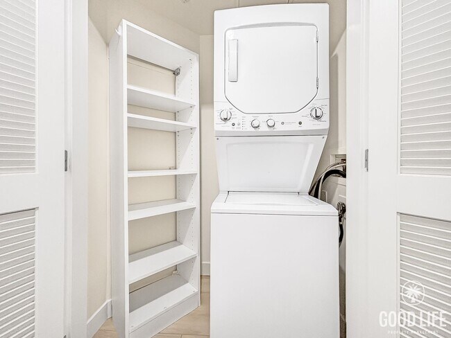 Building Photo - Stunning 2BD/2BA Condo in Downtown W/ W/D,...