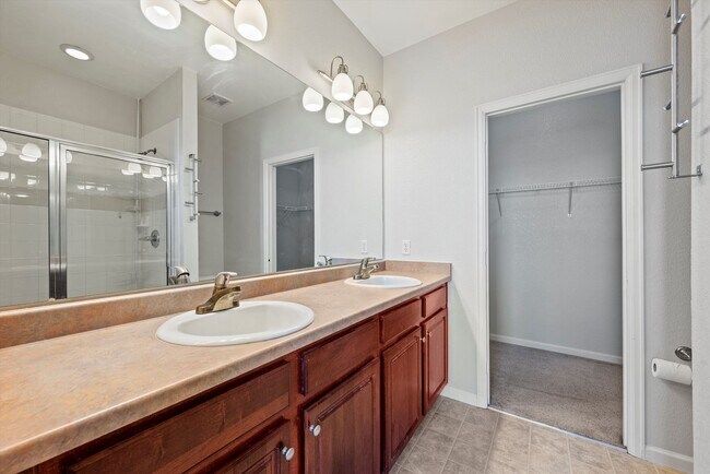 Building Photo - Comfortable Broomfield Townhome Close to Shopping & Trails