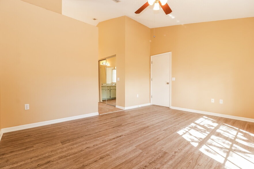 Building Photo - 10244 Rainbow Oaks Dr