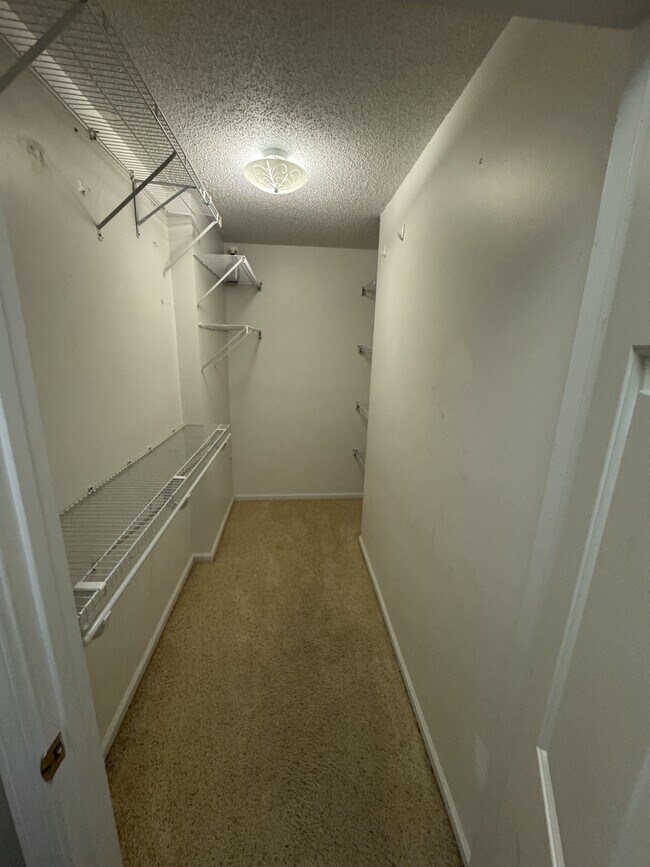 Building Photo - 2595 Thackery Rd