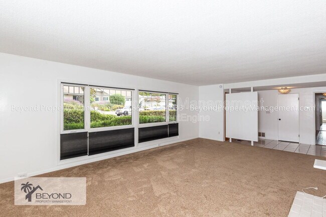 Building Photo - 6536 Avenida Manana