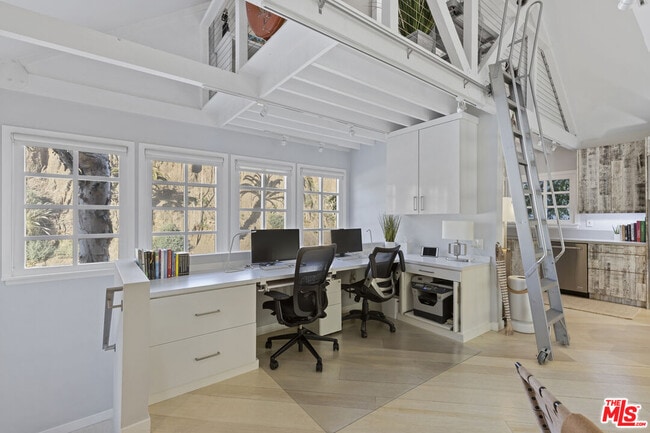 Building Photo - 1362 Palisades Beach Rd