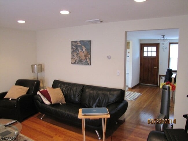 Building Photo - 298 Luddington Ave