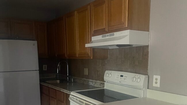 Building Photo - 1051 Old Colony Rd