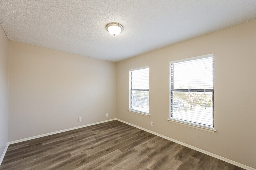 Building Photo - 3191 Beacon Field Dr
