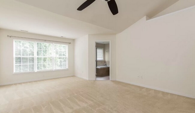 Building Photo - Gorgeous Townhome in Western Henrico!