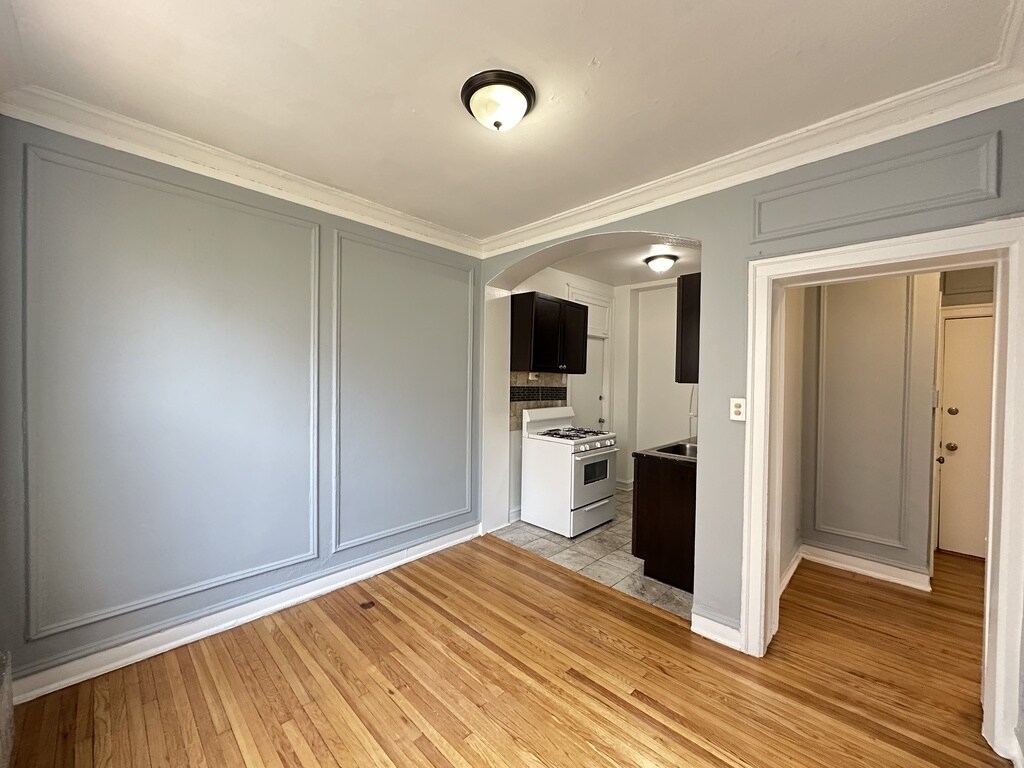 Building Photo - 1415 W Estes Ave