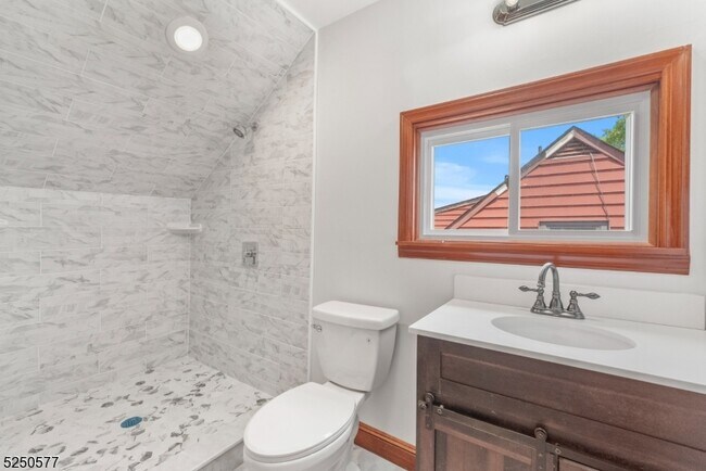 Building Photo - 532 Piaget Ave