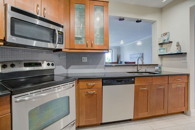 Building Photo - 500 Uno Lago Dr