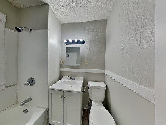 Building Photo - WINTER SPECIAL!! 3 Bedroom, 1 Bathroom Hou...