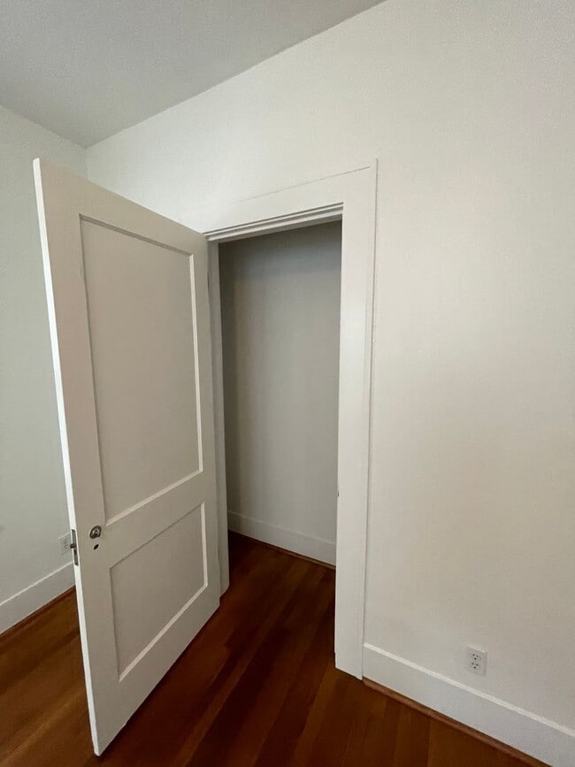 Building Photo - Freshly updated 2/2/Study home