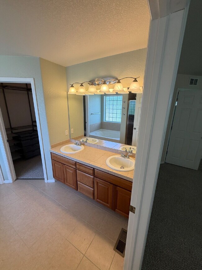 Building Photo - "Spacious 2-Bed Condo with 2.5 Baths in Aurora – Quiet Community in Aurora