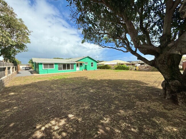 Building Photo - 4 Bedroom / 1.5 Bathroom Home on a Large L...