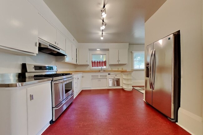 Building Photo - Charming Lank Park Bungalow