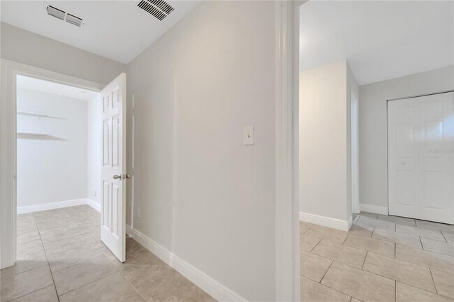 Building Photo - 1395 Meadowbrook St