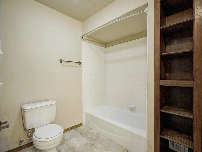 Building Photo - Beautiful 3bed/3bath Townhome Available in Westside Norman!!