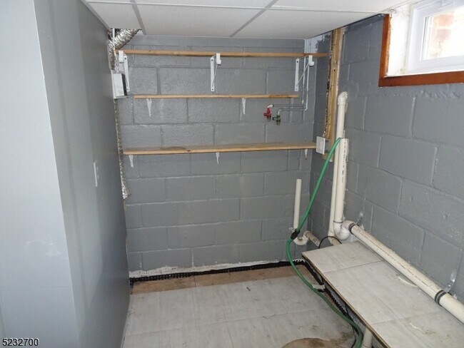 Building Photo - 275 Firth St