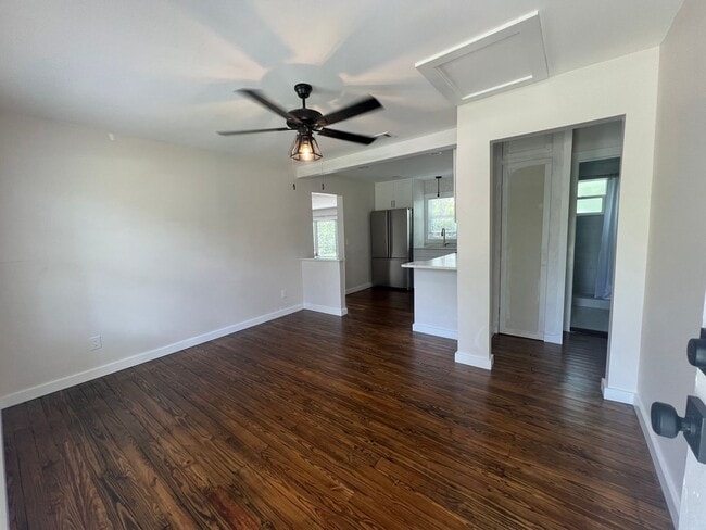 Building Photo - ANNUAL ** $1,600/month ** 3/4 Mile from Su...