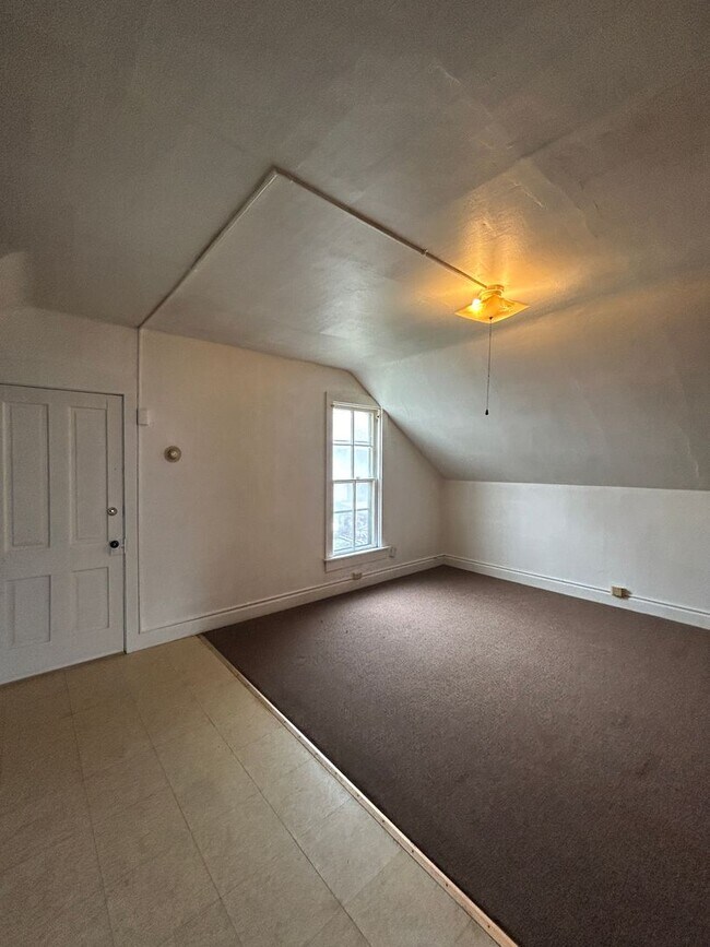 Building Photo - 1458 W 3rd St