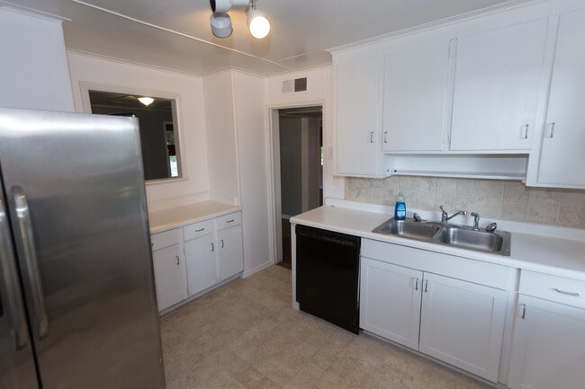 Building Photo - Charming House off Hawthorne Ave!