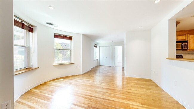 Building Photo - 102 Gainsborough St