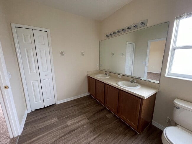 Building Photo - 935 Cumberland Dr