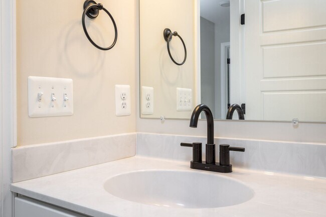 Building Photo - Spacious End Unit Luxury Townhome! Outstanding Location!