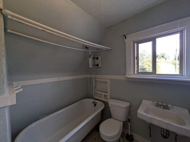 Building Photo - Sunnyland Neighborhood House Close to EVERYTHING