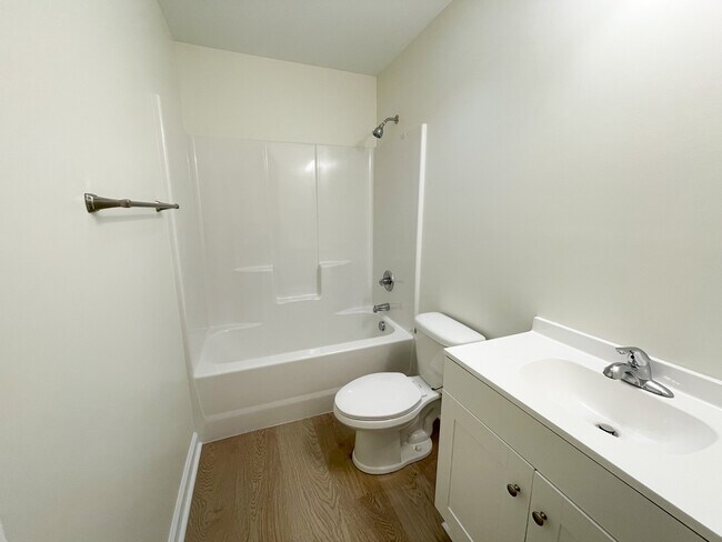 Building Photo - 1912 Devonwood Dr