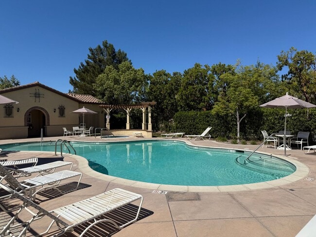 Building Photo - 3 bed, 2 1/2 bath townhome in Moorpark