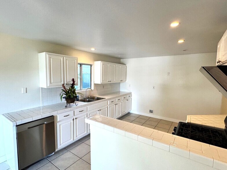 Building Photo - 728 5th Ave