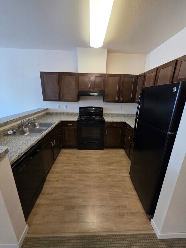 Building Photo - 2 Bedroom | 1 Bathroom 2nd Floor Apartment Available RIGHT NOW!