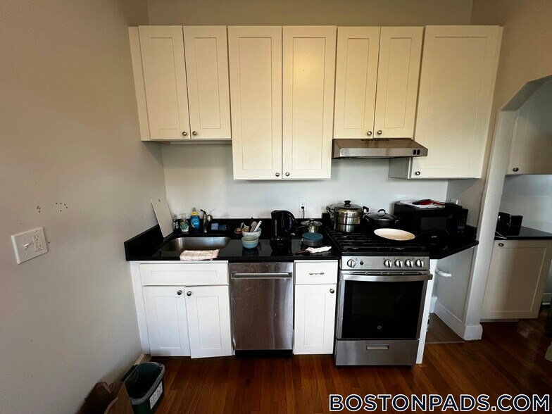 Building Photo - 116 Willow St